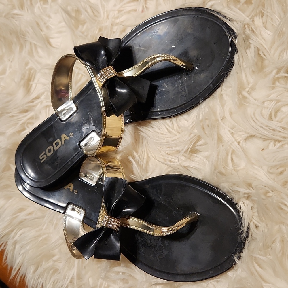 SODA BRAND BLACK JELLY SANDALS WITH GOLD ACCENTS ✨️ NWOT SIZE 9/10